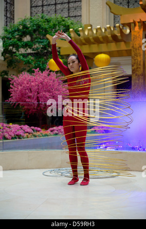 Hula Hoop-Tänzerin im Conrad Hotel in Macau durchführen.  Eines der vielen geplanten Unterhaltung für Hotel und Casino-Gäste Stockfoto