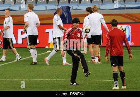 Deutsche Trainer Joachim Loew (4 L) und Co-Trainer Hans-Dieter Flick (R) den Ball während einer Trainingseinheit der deutschen Fußball-Nationalmannschaft am Green Point Stadion in Kapstadt, Südafrika, 2. Juli 2010. Foto: Marcus Brandt Dpa - verweisen wir auf http://dpaq.de/FIFA-WM2010-TC +++(c) Dpa - Bildfunk +++ Stockfoto