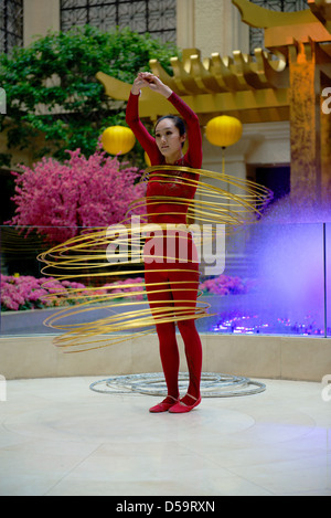 Hula Hoop-Tänzerin im Conrad Hotel in Macau durchführen.  Eines der vielen geplanten Unterhaltung für Hotel und Casino-Gäste Stockfoto