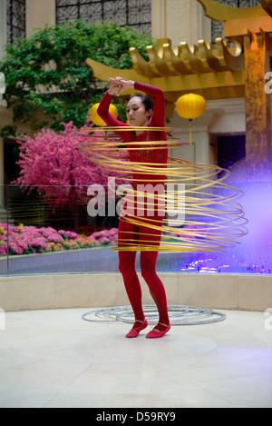 Hula Hoop-Tänzerin im Conrad Hotel in Macau durchführen.  Eines der vielen geplanten Unterhaltung für Hotel und Casino-Gäste Stockfoto