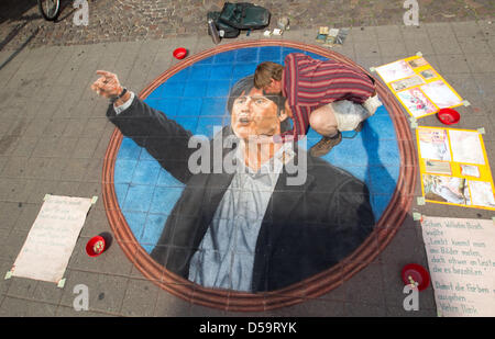 Der Streetart-Künstler Ulrich Zessin malt ein Bild von der deutschen Nationalmannschaft Fußball Trainer Joachim Loew auf einem Bürgersteig in Münster am 1. Juli 2010. Es nahm der Künstler etwa 30 Stunden, um das Bild zu beenden, die er mit Pastellkreide gemalt. Foto: Friso Gentsch Stockfoto