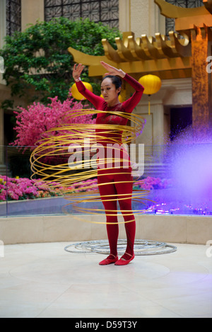 Hula Hoop Tänzerin im Conrad Hotel in Macau durchführen. Eine der vielen geplanten Unterhaltung für Hotel und Casino Gäste Stockfoto