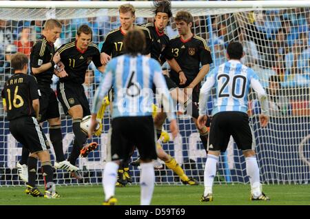 Deutschlands Philipp Lahm (L-R), Bastian Schweinsteiger, Miroslav Klose, Per Mertesacker, Sami Khedira und Thomas Mueller bauen eine Mauer als Argentiniens Gabriel Heinze und Maxi Rodriguez blicken auf während der FIFA WM 2010 Viertelfinale Spiel zwischen Argentinien und Deutschland im Green Point Stadion in Kapstadt, Südafrika 3. Juli 2010. Foto: Marcus Brandt Dpa - siehe http Stockfoto