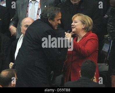 Bundeskanzlerin Angela Merkel (CDU, R) plaudert mit UEFA-Präsident Michel Platini als FIFA-Präsident Joseph Sepp Blatter (L, verborgen) schaut auf nach der 2010 FIFA World Cup Viertelfinale Spiel zwischen Argentinien und Deutschland im Green Point Stadion in Kapstadt, Südafrika 3. Juli 2010. Foto: Marcus Brandt Dpa - verweisen wir auf http://dpaq.de/FIFA-WM2010-TC +++(c) Dpa - Bildfunk + Stockfoto