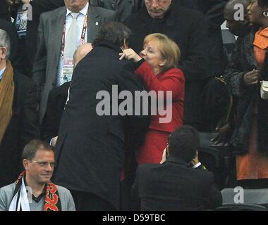 Bundeskanzlerin Angela Merkel (CDU, R) plaudert mit UEFA-Präsident Michel Platini als FIFA-Präsident Joseph Sepp Blatter (L, verborgen) schaut auf nach der 2010 FIFA World Cup Viertelfinale Spiel zwischen Argentinien und Deutschland im Green Point Stadion in Kapstadt, Südafrika 3. Juli 2010. Foto: Marcus Brandt Dpa - verweisen wir auf http://dpaq.de/FIFA-WM2010-TC +++(c) Dpa - Bildfunk + Stockfoto