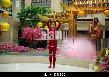 Hula Hoop-Tänzerin im Conrad Hotel in Macau durchführen.  Eines der vielen geplanten Unterhaltung für Hotel und Casino-Gäste Stockfoto