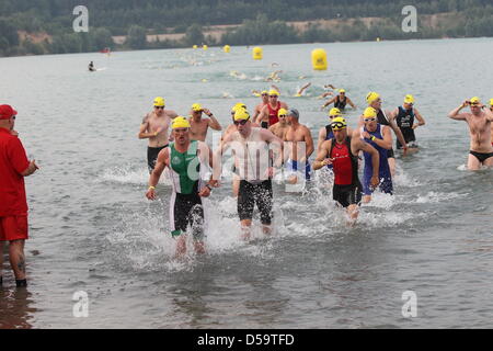 Triathleten stürzen aus dem Wasser nach einem Swimming-Durchgang von den Ironman Europe in Frankfurt, Deutschland am 4. Juli 2010. Golfschnuppern, die 3, 8 km Schwimmen, 180 km Radfahren und einem abschließenden 42,2 km langen Marathon umfasst teilnehmen mehr als 2300 Triathleten aus 55 Nationen. Foto: Thomas Frey Dpa/Ihe Stockfoto