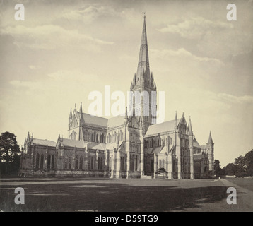 Dieses Foto zeigt die Kathedrale von Salisbury in England, bekannt für ihre fliegenden Stützen und Lanzettenfenster. Die Architektur der Kathedrale ist ein Beispiel für frühgotischen Stil. Stockfoto