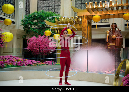 Hula Hoop-Tänzerin im Conrad Hotel in Macau durchführen.  Eines der vielen geplanten Unterhaltung für Hotel und Casino-Gäste Stockfoto