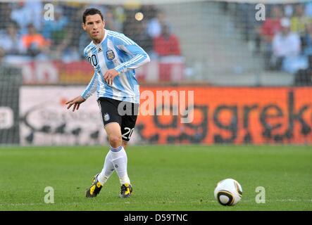 Maxi Rodriguez Argentinien steuert den Ball bei der FIFA WM 2010-Viertelfinalspiel zwischen Argentinien und Deutschland im Green Point Stadion in Kapstadt, Südafrika 3. Juli 2010. Foto: Bernd Weissbrod Dpa - entnehmen Sie bitte http://dpaq.de/FIFA-WM2010-TC Stockfoto