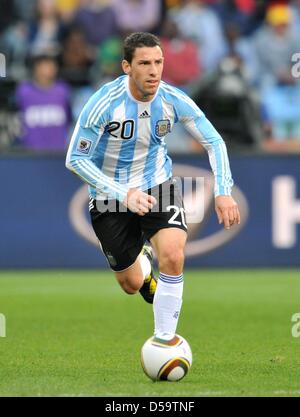 Maxi Rodriguez Argentinien steuert den Ball bei der FIFA WM 2010-Viertelfinalspiel zwischen Argentinien und Deutschland im Green Point Stadion in Kapstadt, Südafrika 3. Juli 2010. Foto: Bernd Weissbrod Dpa - entnehmen Sie bitte http://dpaq.de/FIFA-WM2010-TC Stockfoto