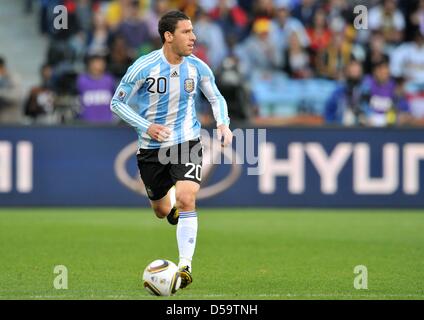 Maxi Rodriguez Argentinien steuert den Ball bei der FIFA WM 2010-Viertelfinalspiel zwischen Argentinien und Deutschland im Green Point Stadion in Kapstadt, Südafrika 3. Juli 2010. Foto: Bernd Weissbrod Dpa - entnehmen Sie bitte http://dpaq.de/FIFA-WM2010-TC Stockfoto