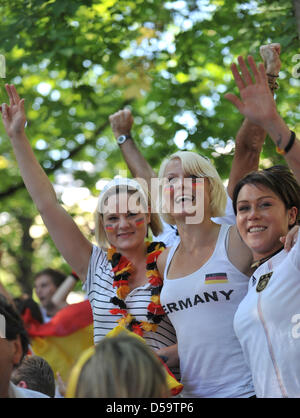 Fans der deutschen Fußball-Nationalmannschaft jubeln nach dem World Cub Viertelfinale-Spiel Deutschland gegen Argentinien in einem public-Viewing-Bereich in einem Biergarten in München (Oberbayern). Deutschland gewinnt 4:0. Foto: Andreas Gebert Dpa/Iby Stockfoto