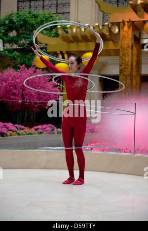 Hula Hoop-Tänzerin im Conrad Hotel in Macau durchführen.  Eines der vielen geplanten Unterhaltung für Hotel und Casino-Gäste Stockfoto