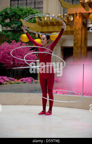 Hula Hoop-Tänzerin im Conrad Hotel in Macau durchführen.  Eines der vielen geplanten Unterhaltung für Hotel und Casino-Gäste Stockfoto