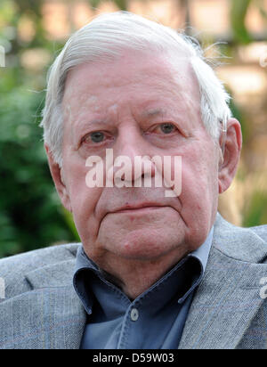 Der ehemalige deutsche Bundeskanzler Helmut Schmidt in einer Rede seiner Frau Loki während einer Preisverleihung im Botanischen Garten in Hamburg, Deutschland, 2. Juli 2010. Loki Schmidt präsentiert mehrere Auszeichnungen in verschiedenen Kategorien. Foto: Fabian Bimmer Stockfoto