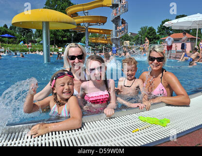 Schulkindern genießen Sie ihren Sommerurlaub am Freibad Gablenz mit Wassertemperaturen in der Nähe von 24 Grad in Chemnitz, Deutschland, 2. Juli 2010. Freibäder und Seen erleben einen Ansturm in diesen Tagen. Gablenz zählt 1.700 Besucher pro Tag. Meteorologen prognostizieren für diesen Samstag Temperaturen von bis zu 38 Grad. Foto: Hendrik Schmidt Stockfoto