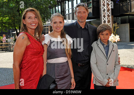 Dänische Schauspieler Mads Mikkelsen, seine Frau Hanne Jacobsen (L), Tochter Viola (2 L) und Sohn Carl ankommen, um den CineMerit Awards beim Filmfest München in München, Deutschland, 2. Juli 2010 zu besuchen. Heute Abend wird Herr Mikkelsen den CineMerit Award 2010 erhalten. Zum 14. Mal das Filmfest München würdigt außergewöhnliche Persönlichkeiten des internationalen Filmgeschäfts mit dem ein Stockfoto