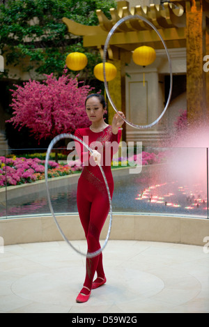 Hula Hoop-Tänzerin im Conrad Hotel in Macau durchführen.  Eines der vielen geplanten Unterhaltung für Hotel und Casino-Gäste Stockfoto