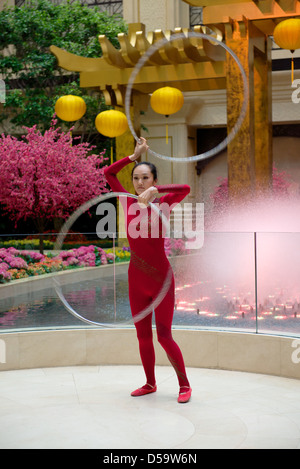 Hula Hoop Tänzerin im Conrad Hotel in Macau durchführen. Eine der vielen geplanten Unterhaltung für Hotel und Casino Gäste Stockfoto