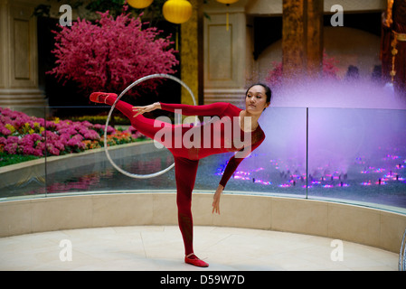 Hula Hoop-Tänzerin im Conrad Hotel in Macau durchführen.  Eines der vielen geplanten Unterhaltung für Hotel und Casino-Gäste Stockfoto