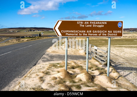 Straßenschild auf das Denkmal für die Helden des Bezirks Isle of Lewis Inseln äußeren Hebriden Scotland UK Westeuropa Stockfoto