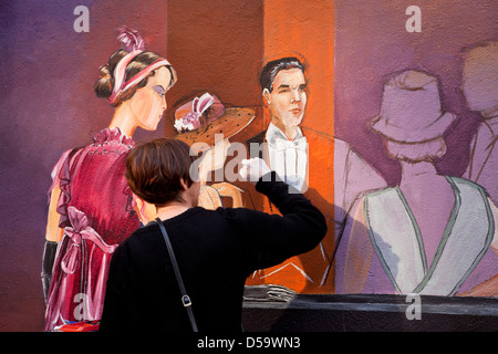 Künstler malen ein Wandbild für den Brecher Cafe, San Francisco, Kalifornien, Vereinigte Staaten von Amerika, USA Stockfoto