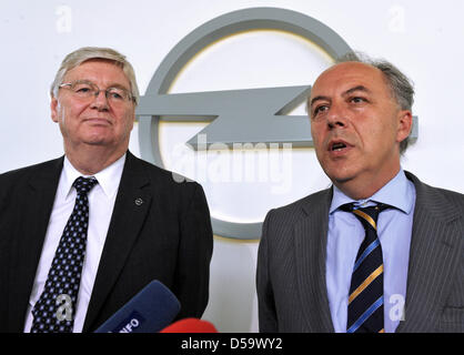 Minister of Economy Matthias Machnig (R) und Opel CEO Nick Reilly (L) Bundesland Thüringen besuchen deutsche Automobilhersteller Opel-Werk in Eisenach, Deutschland, 5. Juli 2010. Als Opel-Mutterkonzern General Motors (GM) seine Gebote für staatliche Beihilfen sank, sind Gespräche über die Zukunft von Opel Pflanzen. Eisenach Werk beschäftigt rund 1.700 Mitarbeiter. Foto: MARTIN SCHUTT Stockfoto