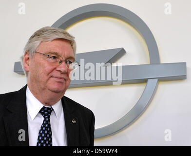 Opel-CEO Nick Reilly besucht deutsche Automobilhersteller Opel-Werk in Eisenach, Deutschland, 5. Juli 2010. Als Opel-Mutterkonzern General Motors (GM) seine Gebote für staatliche Beihilfen sank, sind Gespräche über die Zukunft von Opel Pflanzen. Eisenach Werk beschäftigt rund 1.700 Mitarbeiter. Foto: MARTIN SCHUTT Stockfoto