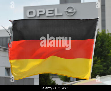 Opel-CEO Nick Reilly besucht deutsche Automobilhersteller Opel-Werk in Eisenach, Deutschland, 5. Juli 2010. Als Opel-Mutterkonzern General Motors (GM) seine Gebote für staatliche Beihilfen sank, sind Gespräche über die Zukunft von Opel Pflanzen. Eisenach Werk beschäftigt rund 1.700 Mitarbeiter. Foto: MARTIN SCHUTT Stockfoto