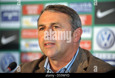 Deutsche Bundesliga-Verein Werder-Geschäftsführer Klaus Allofs präsentiert den New-Jersey auf der Club Start in die neue Bundesliga-Saison in Bremen, Deutschland, 5. Juli 2010. Foto: CARMEN JASPERSEN Stockfoto