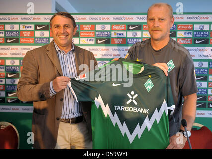 Deutsche Bundesliga-Verein Werder Thomas Schaaf (R) Trainer und general Manager Klaus Allofs (L) präsentieren die New Jersey auf der Club Start in die neue Bundesliga-Saison in Bremen, Deutschland, 5. Juli 2010. Foto: CARMEN JASPERSEN Stockfoto