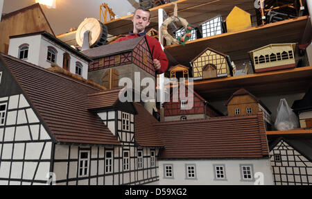 Mitarbeiter Mario Schoenau wacht das erste Modell aus dem Winterschlaf im "Vorbeizuschauen" Miniatur City Park in der Umgebung von Eisenberg, Deutschland am 29. März 2010. Die Exposition von etwa 50 Miniatur-Gebäude auf der Ebene der 01:20, darunter zehn Modelle, die die Originale der alten Wassermühlen im Tal um 1900 gleichsetzen öffnet zu Ostern. Der Park existiert seit 2007 und ein Stockfoto