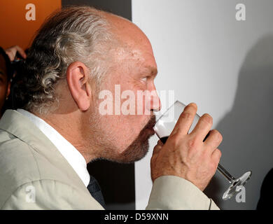 US-Schauspieler John Malkovich präsentiert seine Männer-Mode-Linie "Technobohemian" in Luxusboutique "The Corner" in Berlin, Deutschland, 7. Juli 2010. Foto: JENS KALAENE Stockfoto