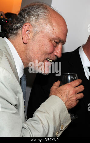 US-Schauspieler John Malkovich präsentiert seine Männer-Mode-Linie "Technobohemian" in Luxusboutique "The Corner" in Berlin, Deutschland, 7. Juli 2010. Foto: JENS KALAENE Stockfoto