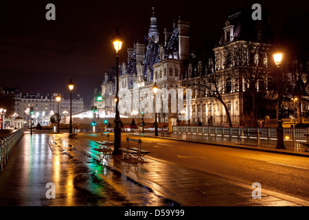 Ansicht des Hotel de Ville (Rathaus) in Paris, Frankreich in der Nacht Stockfoto