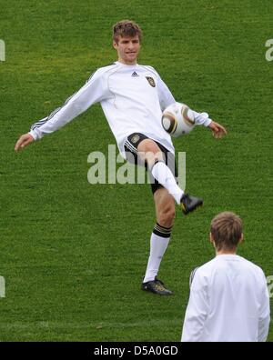 Deutsche Spieler Thomas Müller (L) und Marko Marin spielen einen Ball während einer Trainingseinheit der deutschen Fußball-Nationalmannschaft im Super Stadium in Atteridgeville in der Nähe von Pretoria, Südafrika, 9. Juli 2010. Foto: Marcus Brandt Dpa - +++(c) Dpa - Bildfunk +++ Stockfoto