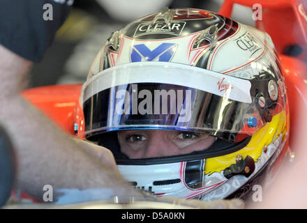 Der deutsche Formel1 Rennfahrer Timo Glock im Virgin Racing Team sitzt in seinem Auto während des zweiten Trainings in der Nähe seiner Box in Silverstone, England, 9. Juli 2010. Am gleichen Wochenende macht der Grand Prix von Großbritannien das zehnte Rennen der Formel-1-Saison 2010. FOTO: CARMEN JASPERSEN Stockfoto