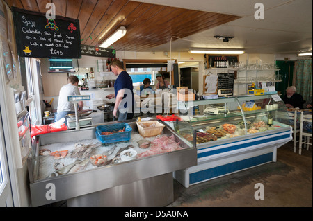 Inside The Company Shed Fisch shop, Café und Restaurant Mersea Island in der Nähe von Colchester UK Stockfoto