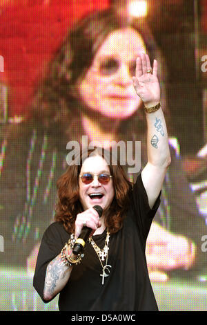 Rockstar Ozzy Osbourne begrüßt Fans bei einer Autogrammstunde in Berlin, Deutschland, 8. Juli 2010. Der 61 Jahre alte ehemalige Sänger von Black Sabbath fördert sein neue Album "Schrei". Foto: Hannibal Stockfoto