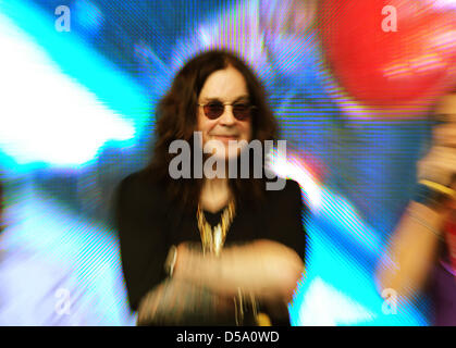 Rockstar Ozzy Osbourne hält eine Autogrammstunde in Berlin, Deutschland, 8. Juli 2010 (Foto mit Zoom-Effekt). Der 61 Jahre alte ehemalige Sänger von Black Sabbath fördert sein neue Album "Schrei". Foto: Hannibal Stockfoto