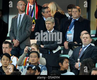 FC Arsenal Manager Arsene Wenger (C) auf dem Stand vor der 2010 FIFA World Cup Halbfinalspiel zwischen Deutschland und Spanien im Durban Stadion in Durban, Südafrika 7. Juli 2010. Foto: Marcus Brandt Dpa - entnehmen Sie bitte http://dpaq.de/FIFA-WM2010-TC Stockfoto