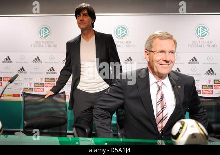 Bundespräsident Christian Wulff (CDU, R) nimmt seinen Platz neben deutschen Trainer Joachim Loew während einer Pressekonferenz des deutschen Teams im Hotel Velmore in Erasmia in der Nähe von Pretoria, Südafrika, 11. Juli 2010. Foto: Marcus Brandt dpa Stockfoto