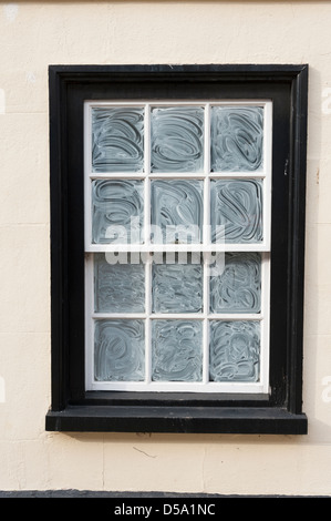 Eine alte Schiebefenster mit Tünche auf den Scheiben Stockfoto