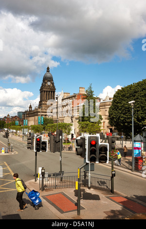 Nachschlagen der Headrow in Richtung Leeds Town Hall. Stockfoto