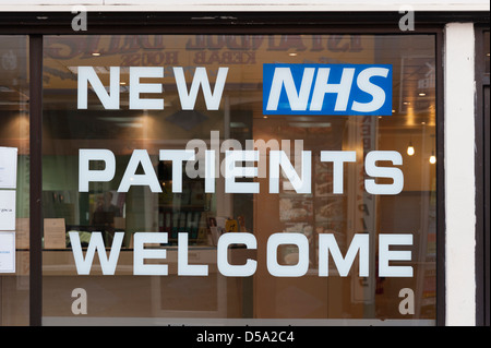 NHS-Patienten willkommen Zeichen in einem Zahnarzt Fenster Colchester UK Stockfoto