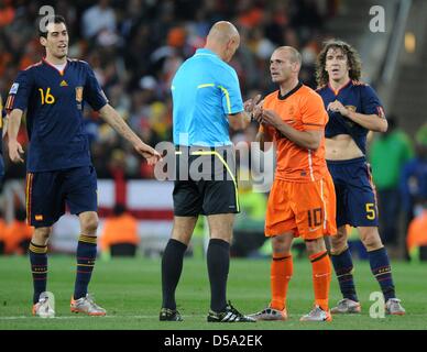 Niederländische Wesley Sneijder (2. R) argumentiert mit englischen Schiedsrichter Howard Webb von Spaniens Sergio Busquets (L) und Carles Puyol (R) während des 2010 FIFA World Cup-Finale zwischen den Niederlanden und Spanien im Soccer City Stadium in Johannesburg, Südafrika 11. Juli 2010 beobachtet. Foto: Marcus Brandt Dpa - verweisen wir auf http://dpaq.de/FIFA-WM2010-TC +++(c) Dpa - Bildfunk +++ Stockfoto