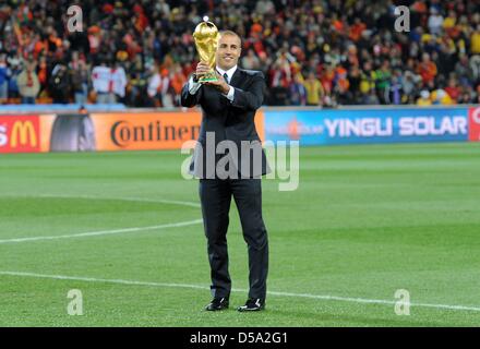 Italienische Team-Kapitän Fabio Cannavaro präsentiert WM-Pokal vor der 2010 FIFA World Cup-Finale zwischen den Niederlanden und Spanien im Soccer City Stadium in Johannesburg, Südafrika 11. Juli 2010. Foto: Marcus Brandt Dpa - entnehmen Sie bitte http://dpaq.de/FIFA-WM2010-TC Stockfoto