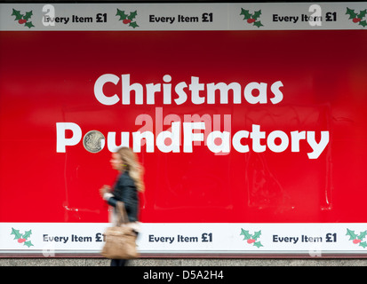 Die Vorderseite des einen Weihnachten Pfund Fabrikverkauf in Colchester UK mit einem Einkaufsberater zu Fuß vor Stockfoto