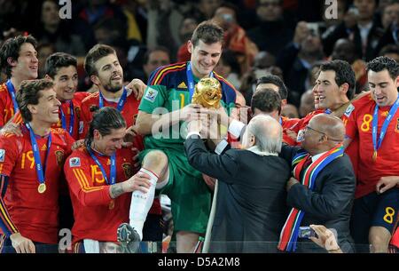 FIFA-Präsident Joseph Blatter (CR) und Südafrikas Präsident Jabob Zuma vorlegen Spaniens Iker Casillas (C) WM-Pokal, nach der 2010 FIFA World Cup final-Spiel zwischen den Niederlanden und Spanien im Soccer City Stadium in Johannesburg, Südafrika 11. Juli 2010. Foto: Marcus Brandt Dpa - verweisen wir auf http://dpaq.de/FIFA-WM2010-TC +++(c) Dpa - Bildfunk +++ Stockfoto